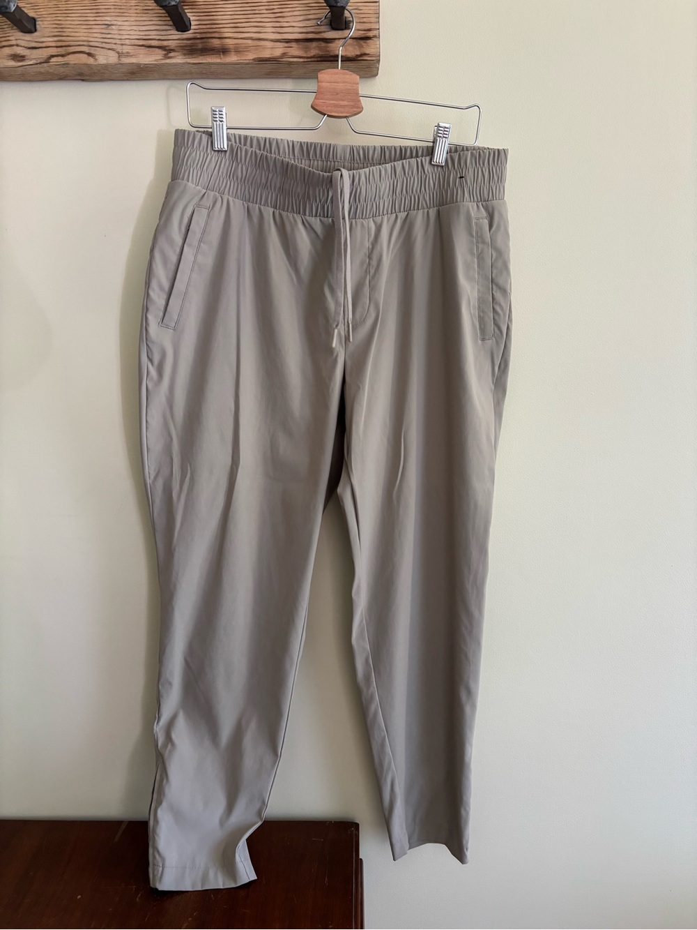 Modern Ambition / Elastic-Waist Pants in Light Taupe